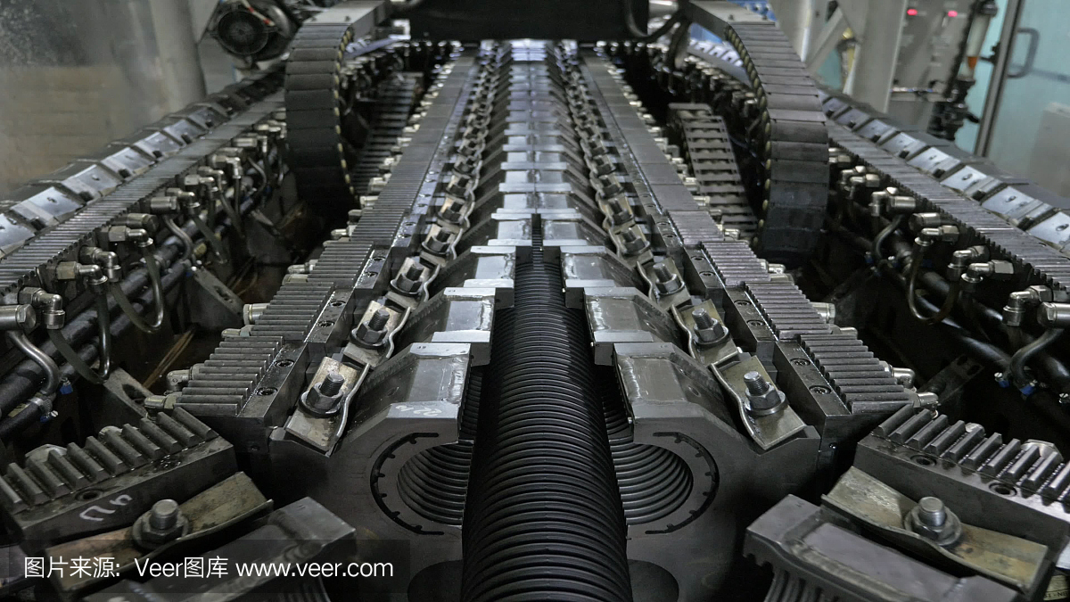 塑料水管制造。生產(chǎn)管子到工廠。用水和空氣的壓力在機(jī)床上制造塑料管的過(guò)程。特殊波紋形式。